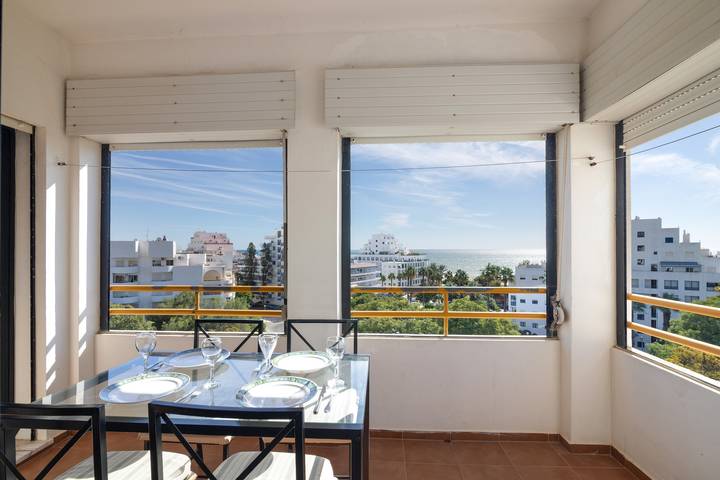 Ganze Wohnung, Ferienwohnung 'Mar Azul' mit Meerblick, Balkon und WLAN in Quarteira, Faro Distrikt
