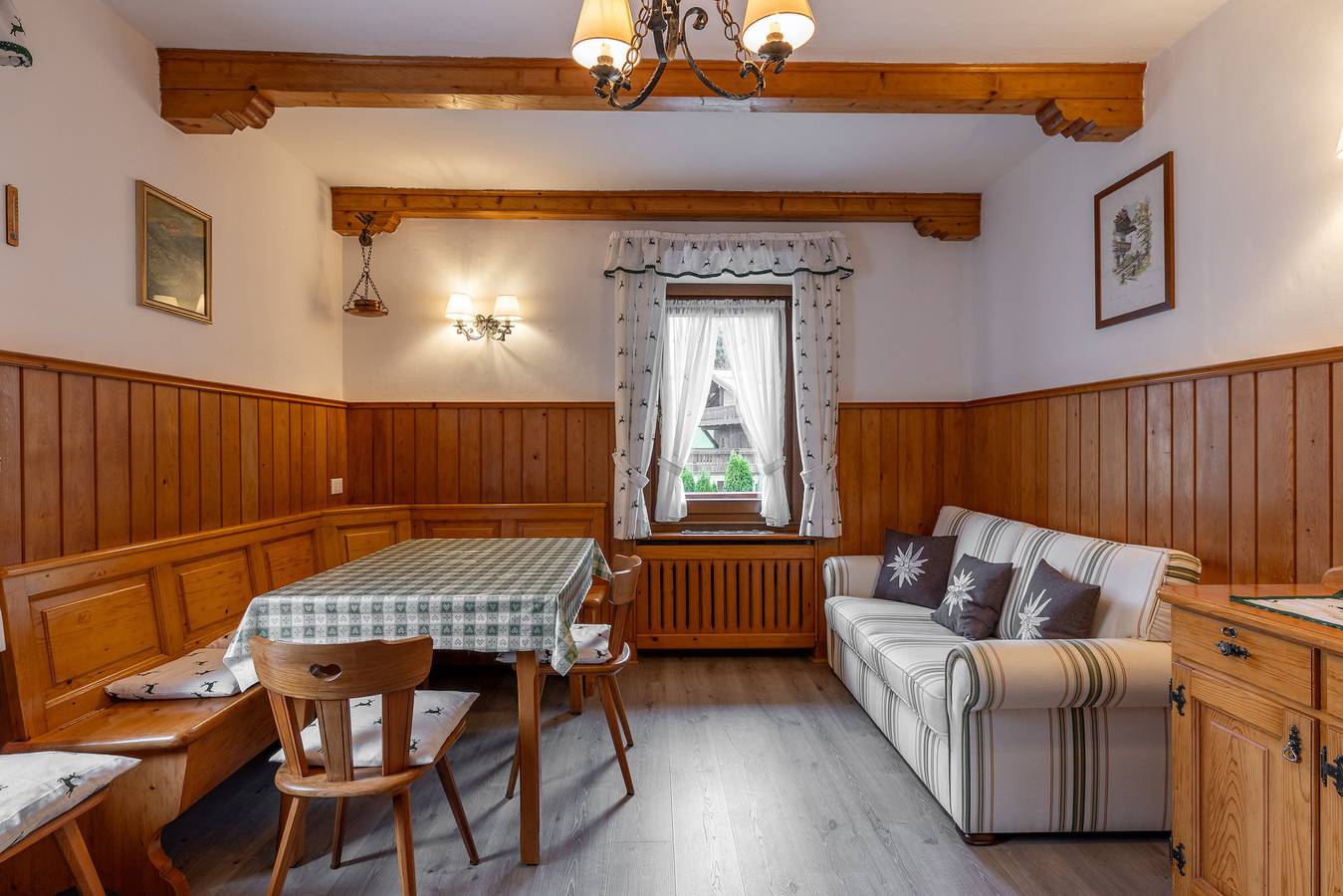 Entire apartment, Casa Alberti, con balcone panoramico e parcheggio in Cortina d'Ampezzo, Dolomiti Superski