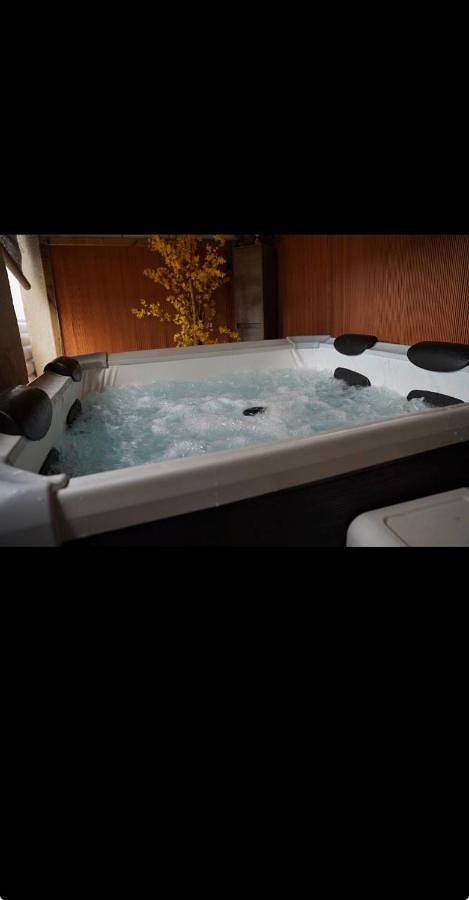 Nuit au Ranch Horse Paradise & Jacuzzi in Boutigny-sur-Essonne, Parc naturel régional du Gâtinais français