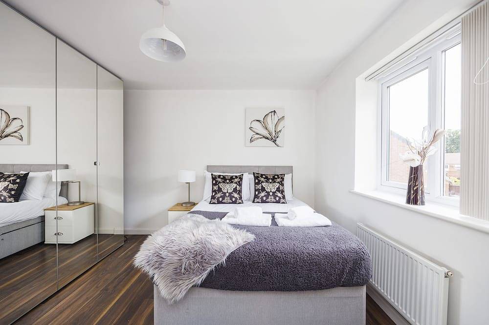 *Pristine 5 bedroom 4.5 bathroom* garden & patio* in Coventry, Birmingham Area