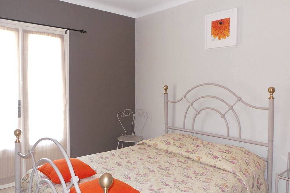 In Provence, lovely renovated farmhouse with swimming pool, wooded and flowered grounds in Bollène, Vaucluse