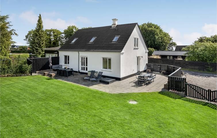 Ferienhaus für 9 Personen, mit Terrasse und Whirlpool sowie Garten in Mørkholt