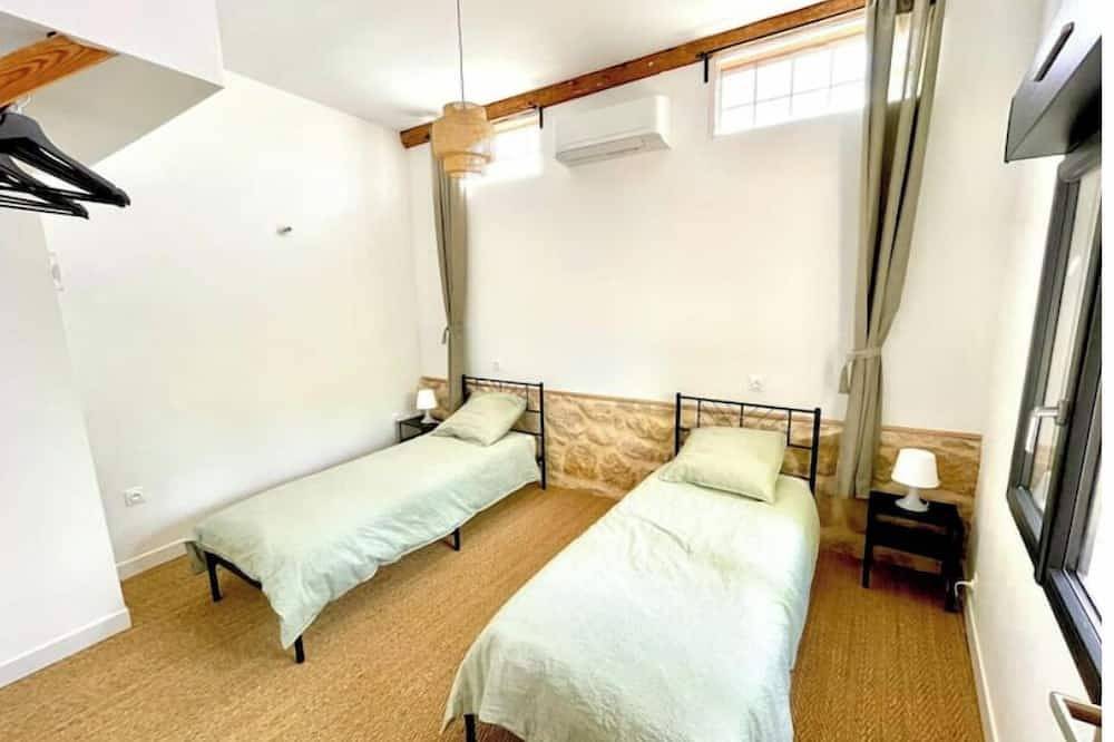 Renovated barn, private garden and shared pool. in Poussan, Mittelmeerküste (Frankreich)