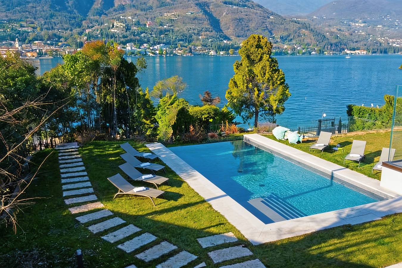 Villa Bianca Lake front in San Felice del Benaco, Prealpi Gardesane