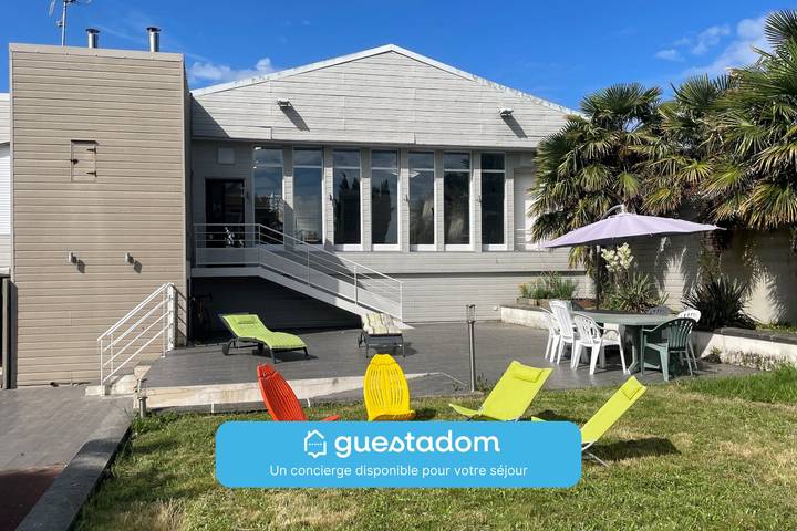 Location de vacances pour 12 personnes, avec Terrasse ainsi que Jardin et Piscine à Saint-Hilaire-de-Chaléons
