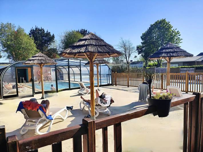 Camping pour 4 personnes, avec jacuzzi et bassin pour enfant dans Côte de Granit Rose