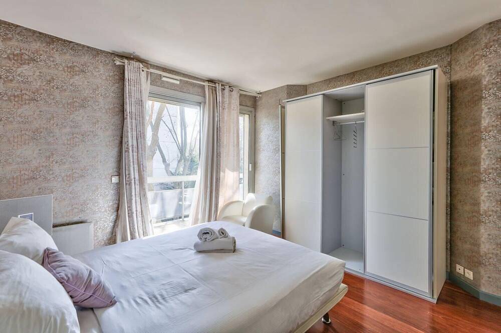 Entire apartment, 4 bedroom duplex in Paris in Neuilly-sur-Seine, Hauts-de-Seine