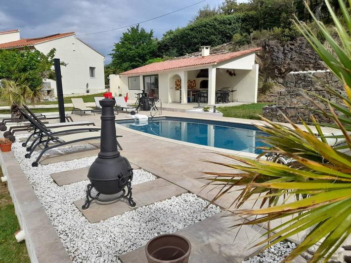 Gîte pour 6 personnes, avec piscine ainsi que jardin et terrasse