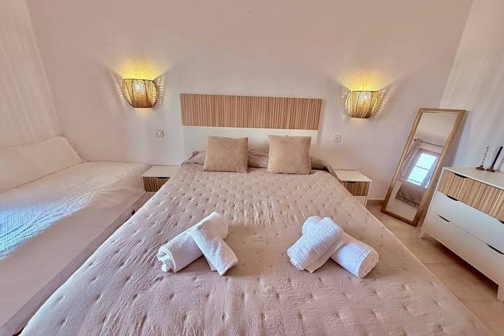Apartamento entero, Sa Caleta Apartamento con piscina junto a la playa in Cala Blanes, Ciudadela
