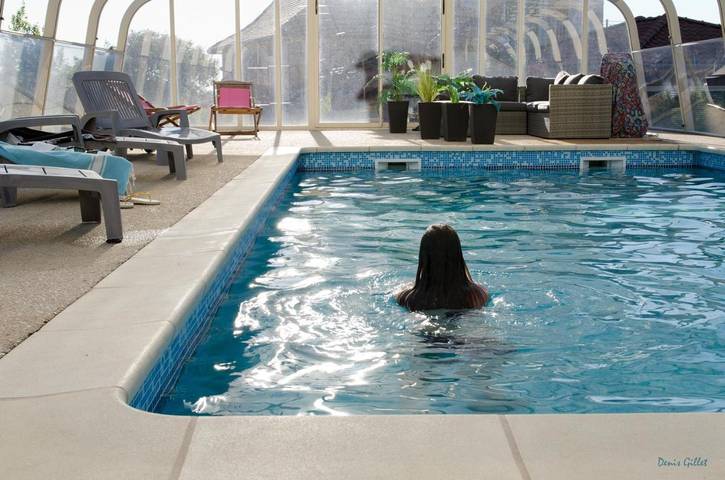 Location de vacances pour 4 personnes, avec jardin ainsi que piscine et jacuzzi, adapté aux familles à Causse-et-Diège