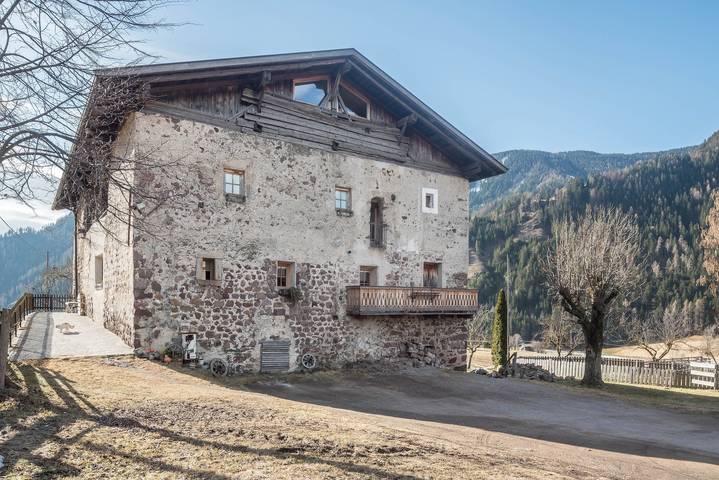 Entire studio, Studio 'Moserhof - Sunnseit' with Mountain View, Garden & Wi-Fi in Sarnvalley, Sarntal Alps