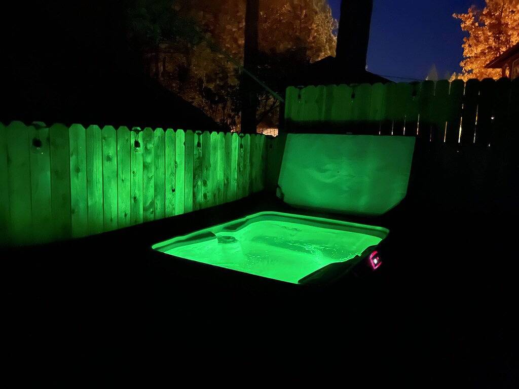 Cottage Like Suite With Private Hot Tub in Bass Lake