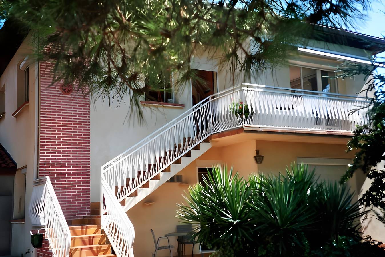 Gîte La Villa Vigneronne : maison de vacances avec piscine privée, Wi-Fi et climatisation in Castelginest, Toulouse et ses environs