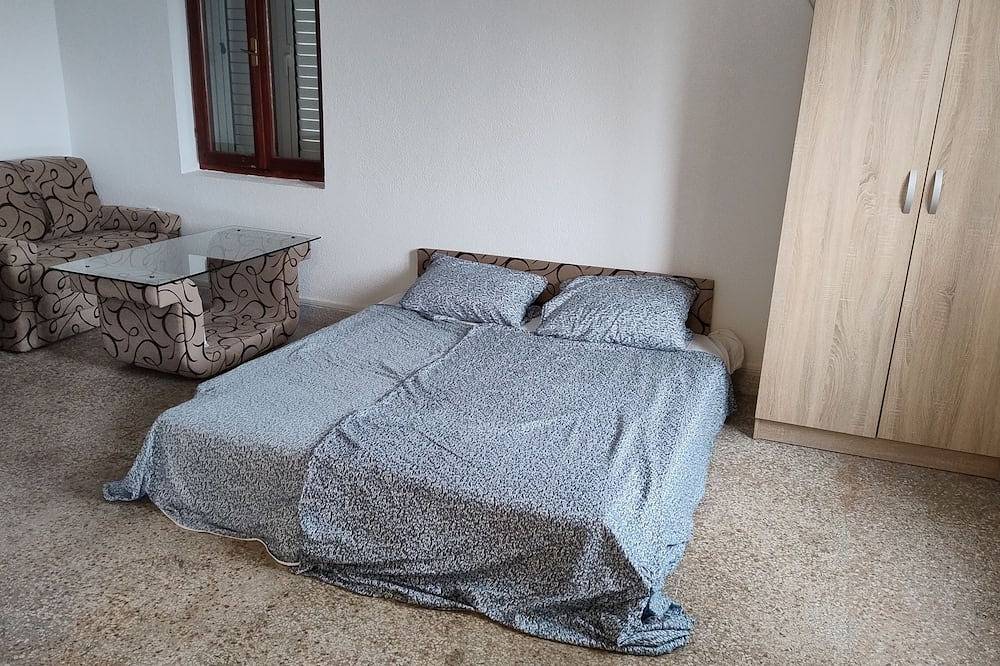Entire apartment, Charming 3-Bed Apartment in Budva with Garden and Ocean Views in Budva, Opština Budva