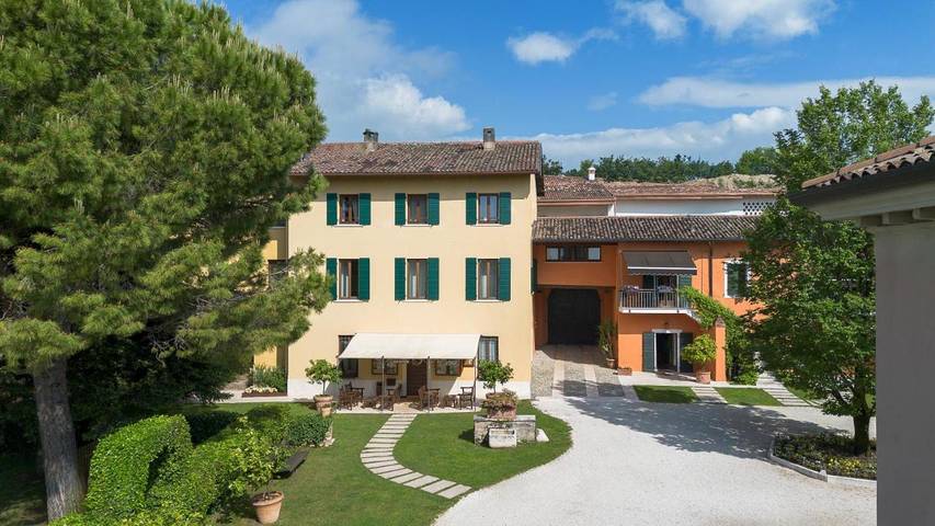 Agriturismo per 7 persone, con giardino e piscina nonché panorama in Manerba del Garda