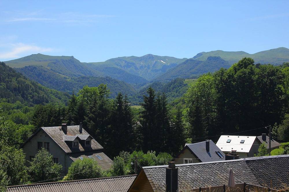 House-Ensuite with Bath-Mountain view in Chambon-sur-Lac, Volcans d'Auvergne Regional Nature Park