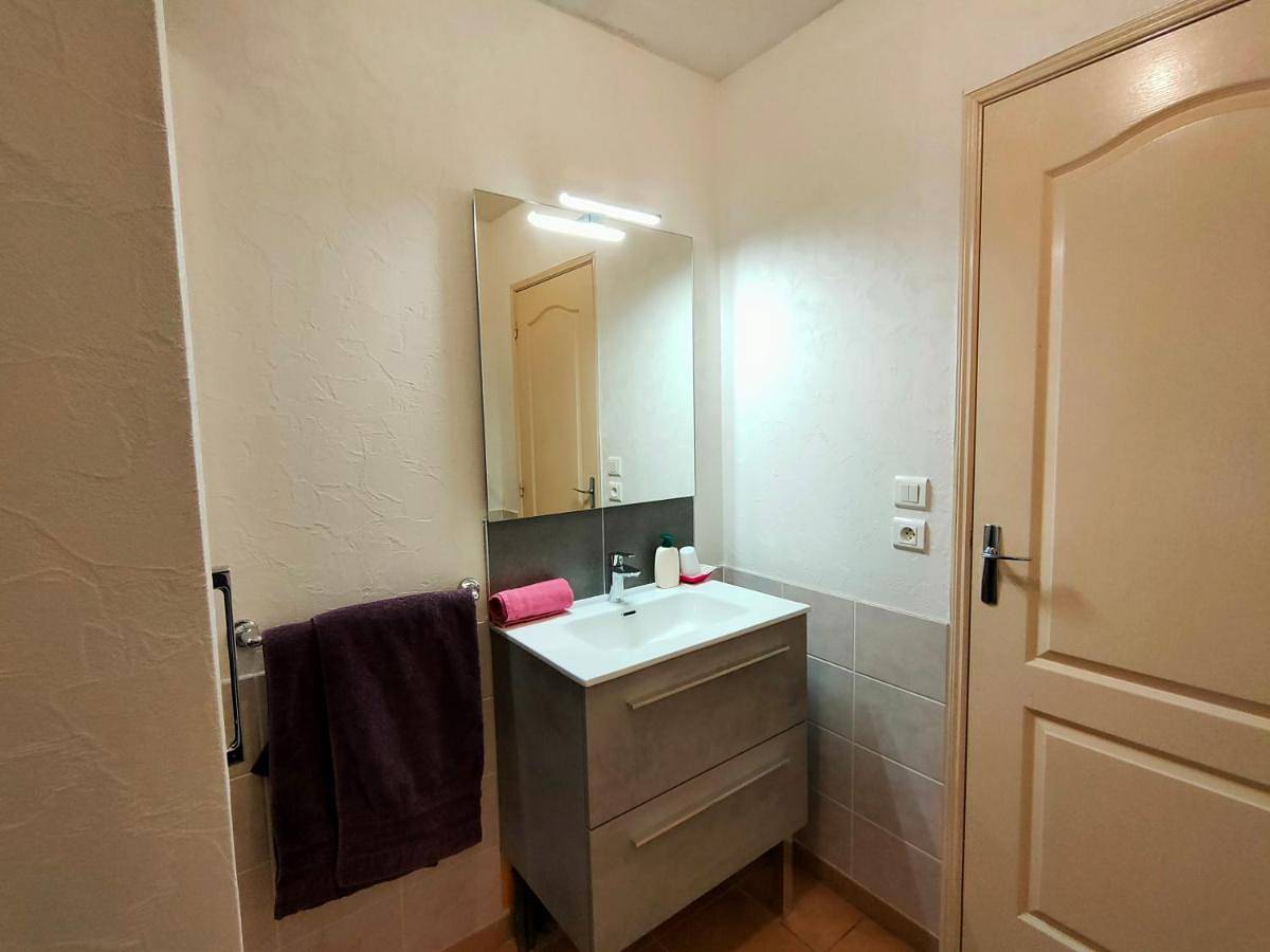 Double Room with Private Bathroom in Pont-de-Vaux, Région de Bourg-en-Bresse