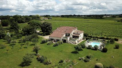Gîte pour 5 personnes, avec terrasse ainsi que piscine et jardin, animaux acceptés en Gironde