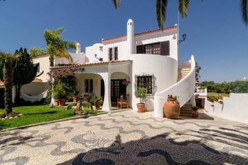 Location de vacances pour 10 personnes, avec vue et jardin dans Olhos de Água