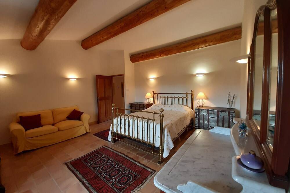 Restored farmhouse with heated pool and landscaped gardens. in APT, Parque natural regional del Luberon