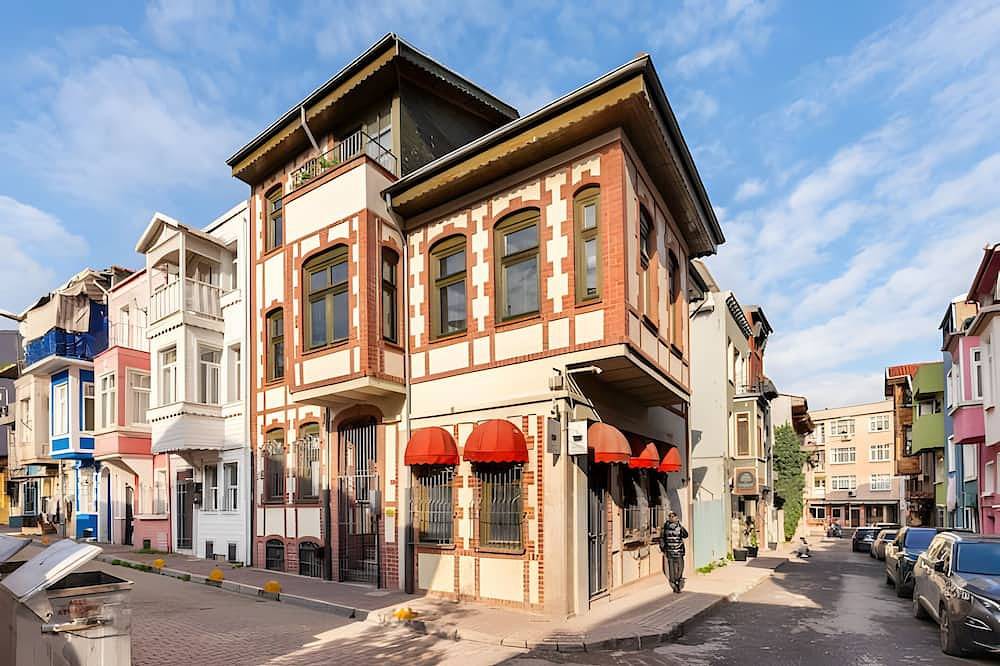 Charming Greco-Ottoman Mansion with Modern Comforts in Historic Balat in Fatih, Istanbul