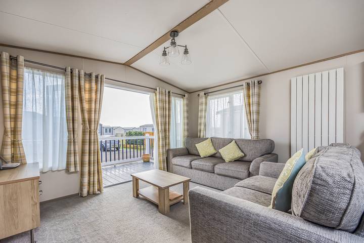 Charming Home in Lakeside Park - Pass The Keys in West Sussex