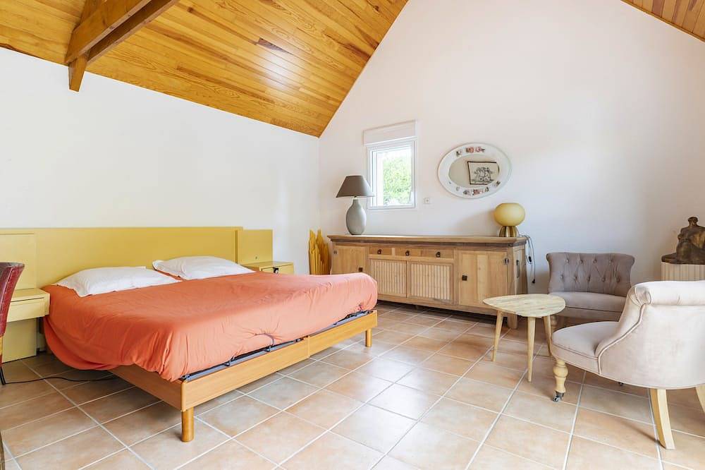 Close to beaches (300 m) in Plozévet, Côte de Cornouaille
