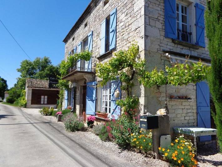 Location de vacances pour 2 personnes, avec Terrasse et Jardin ainsi que Piscine et Vue à Montdoumerc