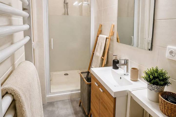 Apartamento entero, Quiet & spacious apartment - Secure bicycle garage - Fast Wifi in San Quintín (Aisne), Aisne