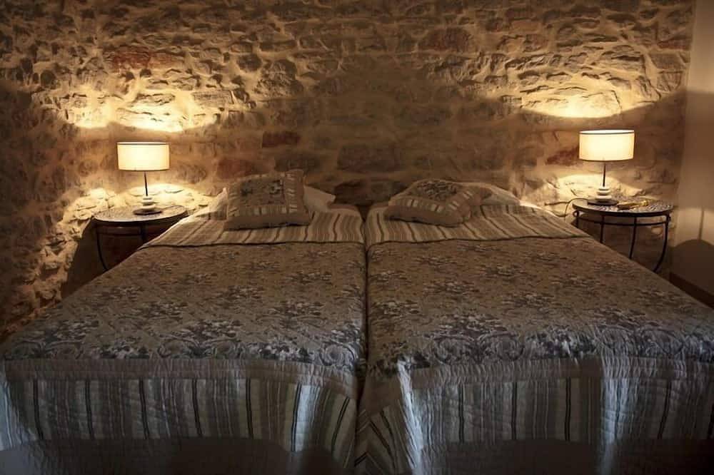 Appartement entier, Chrysalide-Appartement-Supérieure-Vue sur la campagne-Sdb privée avec douche in Laudun-l'Ardoise, Région de Nîmes