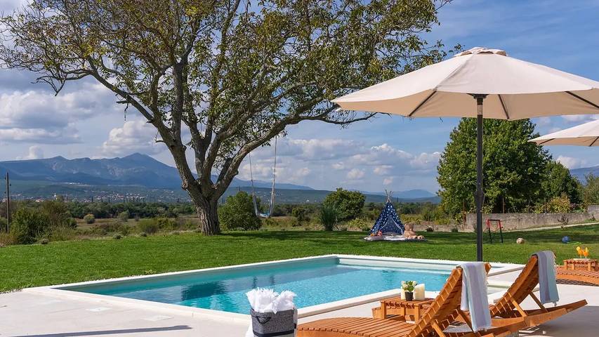 Villa pour 6 personnes, avec piscine ainsi que terrasse et jardin, animaux acceptés à Sinj