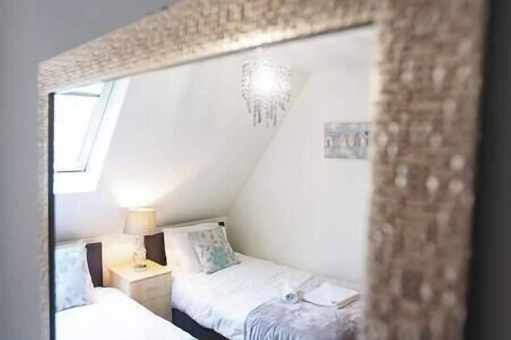 Entire apartment, Comfortable Swindon 3  bedroom Town Centre Apartment with en-suite, Free Parking in Swindon, North Wessex Downs