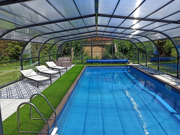 Gîte pour 8 personnes, avec piscine et jardin à Moyon