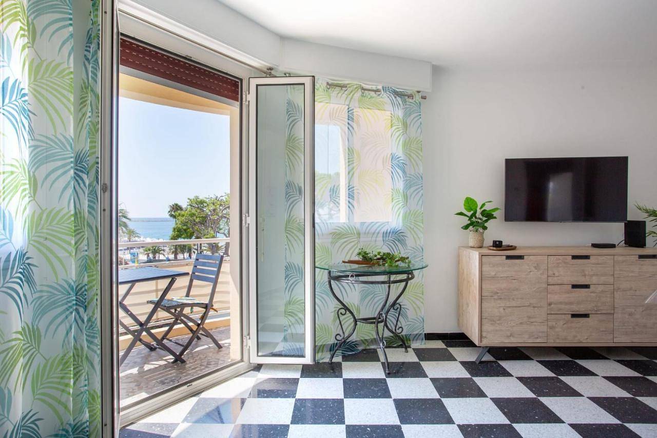 Appartement entier, Apartment T2 air-conditioned sea view in Saint-Laurent-du-Var, Côte méditerranéenne (France)