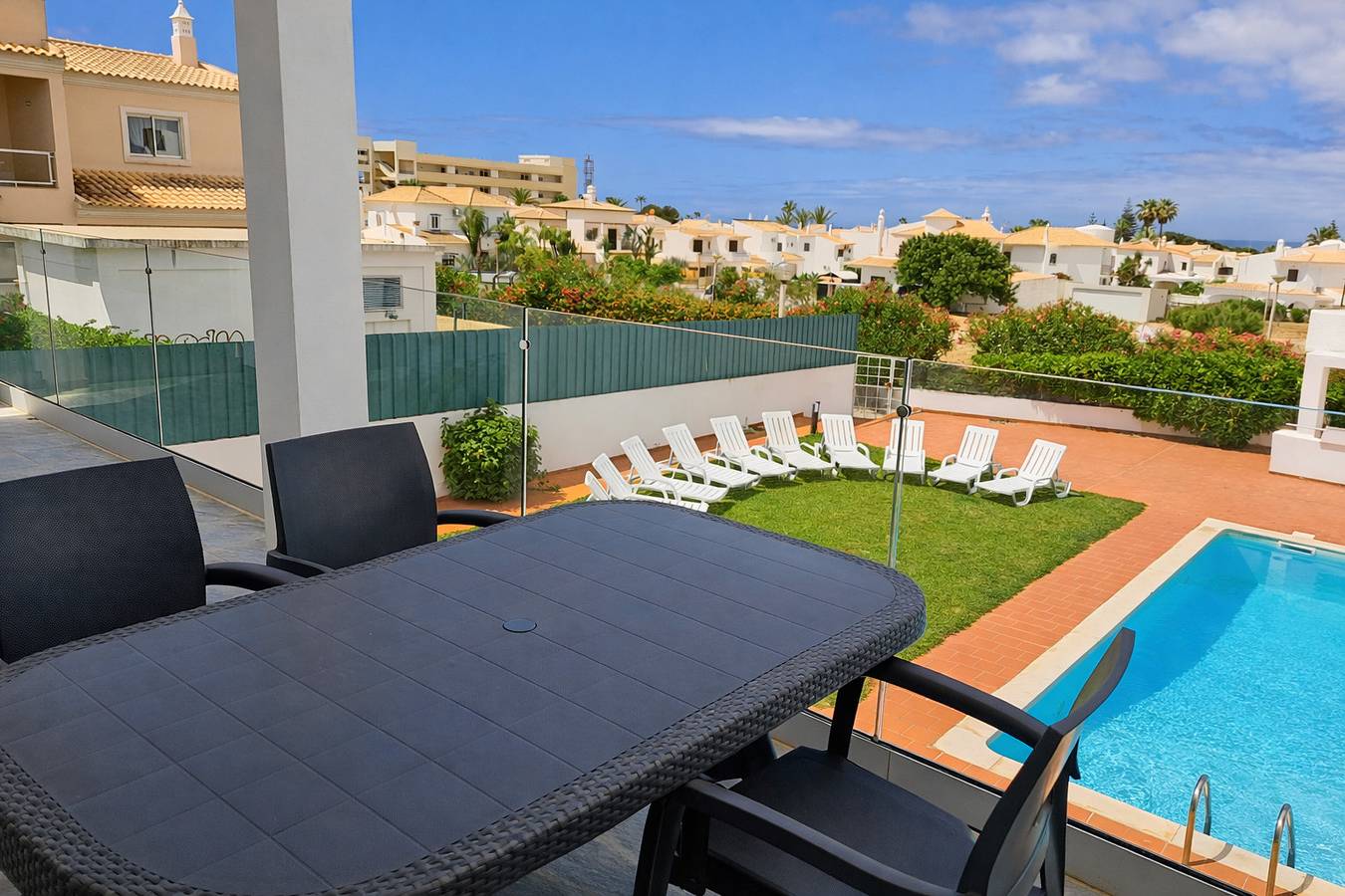 Ganze Wohnung, T2 1º vista mar Galé, wifi, a/c, piscina, para a p in Guia, Faro Distrikt