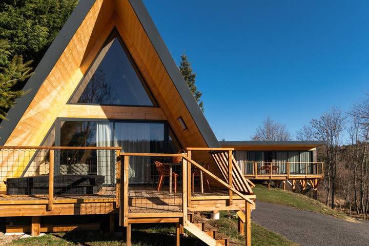 Chalet pour 2 personnes, avec vue ainsi que jardin et vue sur le lac à Chambon-sur-Lac