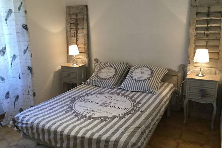 Gîte pour 8 personnes, avec jardin et balcon, animaux acceptés à Sénas - 2