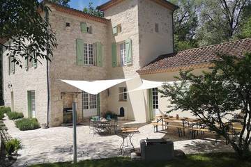 Gîte pour 21 personnes, avec jacuzzi et jardin, animaux acceptés à Roquecor