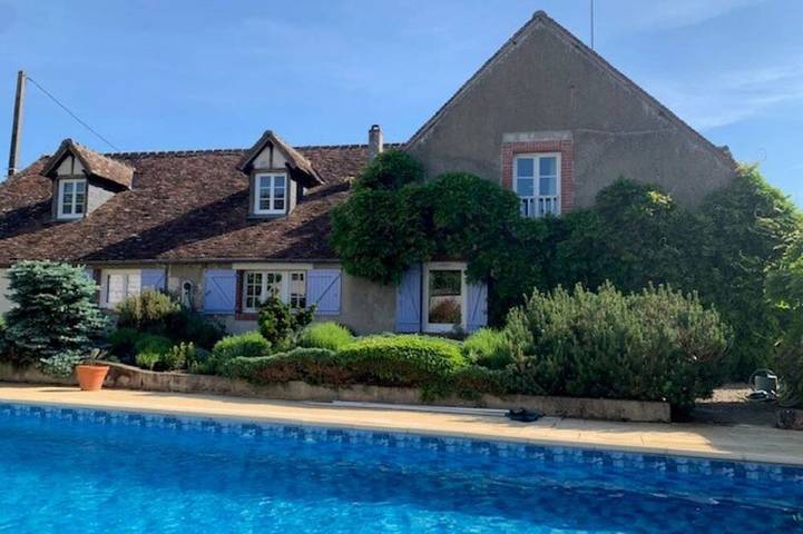 Location de vacances pour 6 personnes, avec jardin ainsi que terrasse et piscine à Saint-Denis-sur-Loire