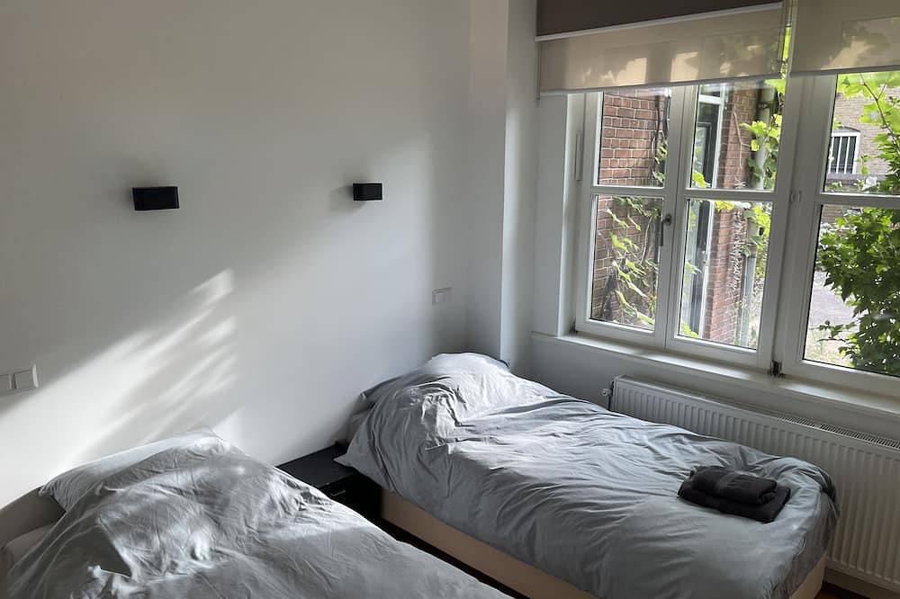 Ganze Wohnung, Canal house ground floor in historic center Gouda in Gouda, Groene Hart