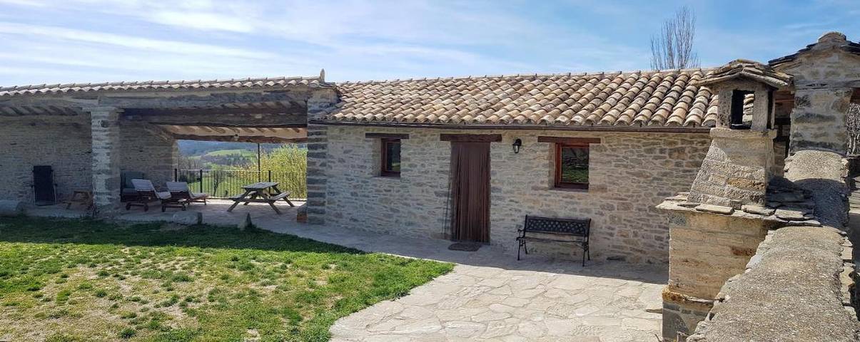 Casa rural para 4 personas, con vistas y jardín, Se admiten mascotas en Parque Natural de la Sierra y los Cañones de Guara