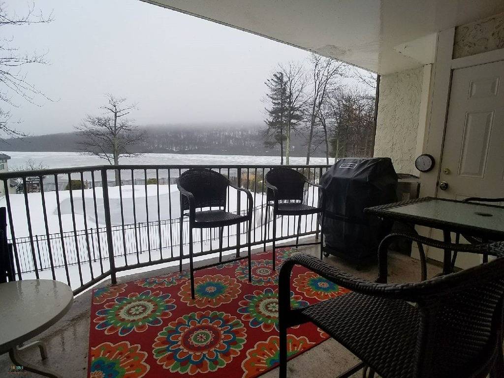 Ganze Wohnung, Big Boulder Lake Front Condo / Kostenloses Wifi & Parken / Pool / Jacuzzi / Kamin / Grill in Hickory Run State Park