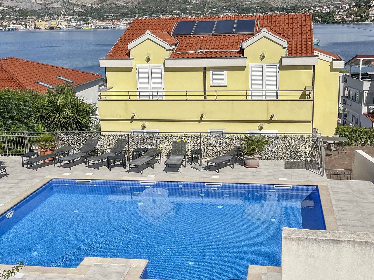 Geheel vakantieappartement, Vakantiewoning 150 m van het strand met zeezicht in Okrug Gornji, Čiovo