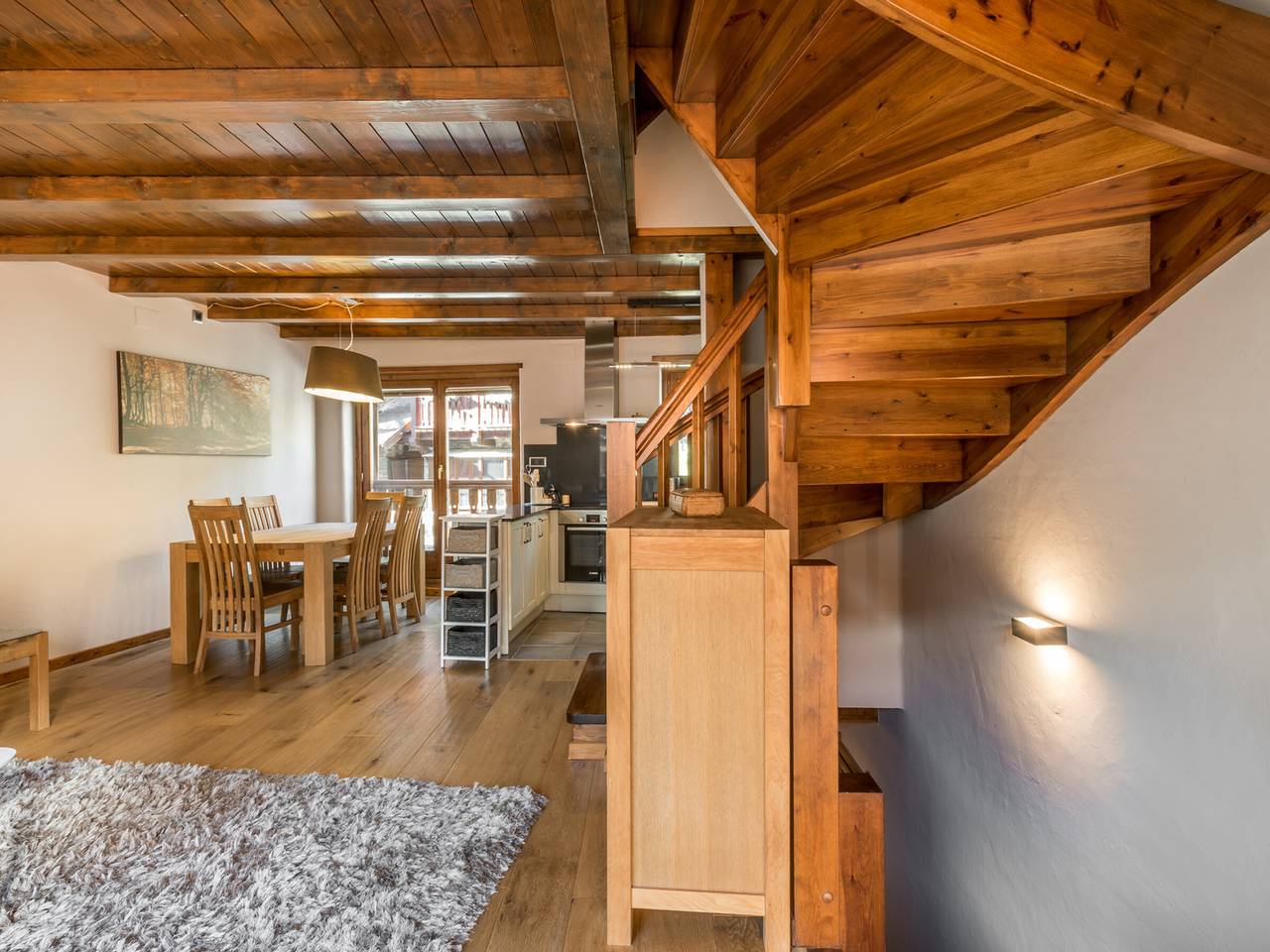Mountain View Retreat: Cozy Apartment with Fireplace & Internet in Arties, Naut Aran
