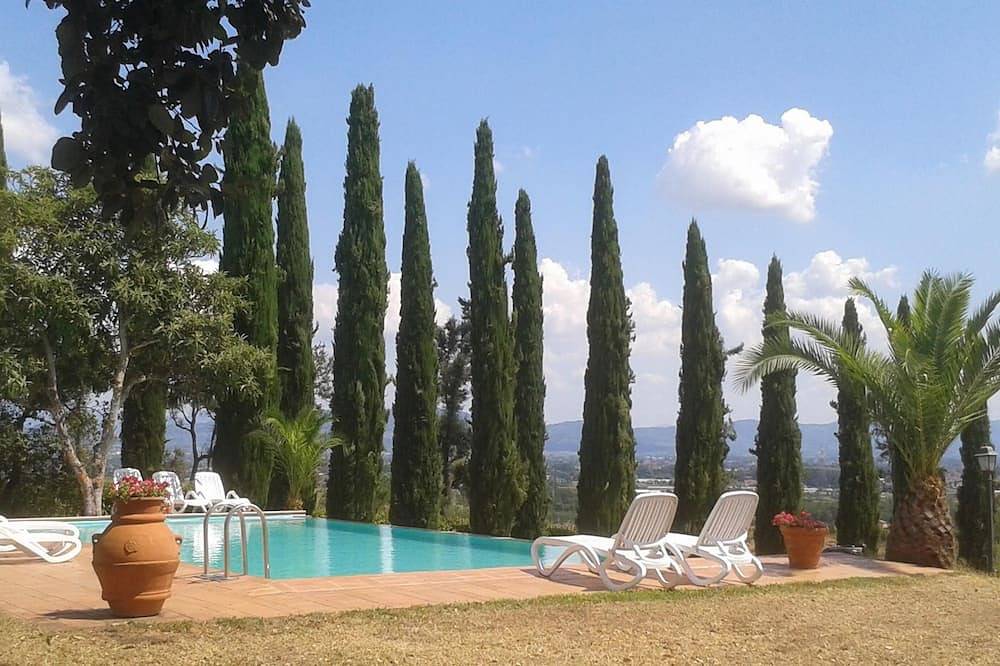 Montecarlo, 1.5 acres, private pool, walk to restaurants. Wifi Close Lucca in Altopascio, Lucca Provinz