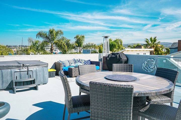 Vacation rental for 10 people, with hot tub and balcony in Balboa Peninsula