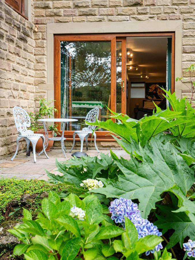 Holiday rental for 2 people, with Terrace and Garden as well as View in Holmfirth
