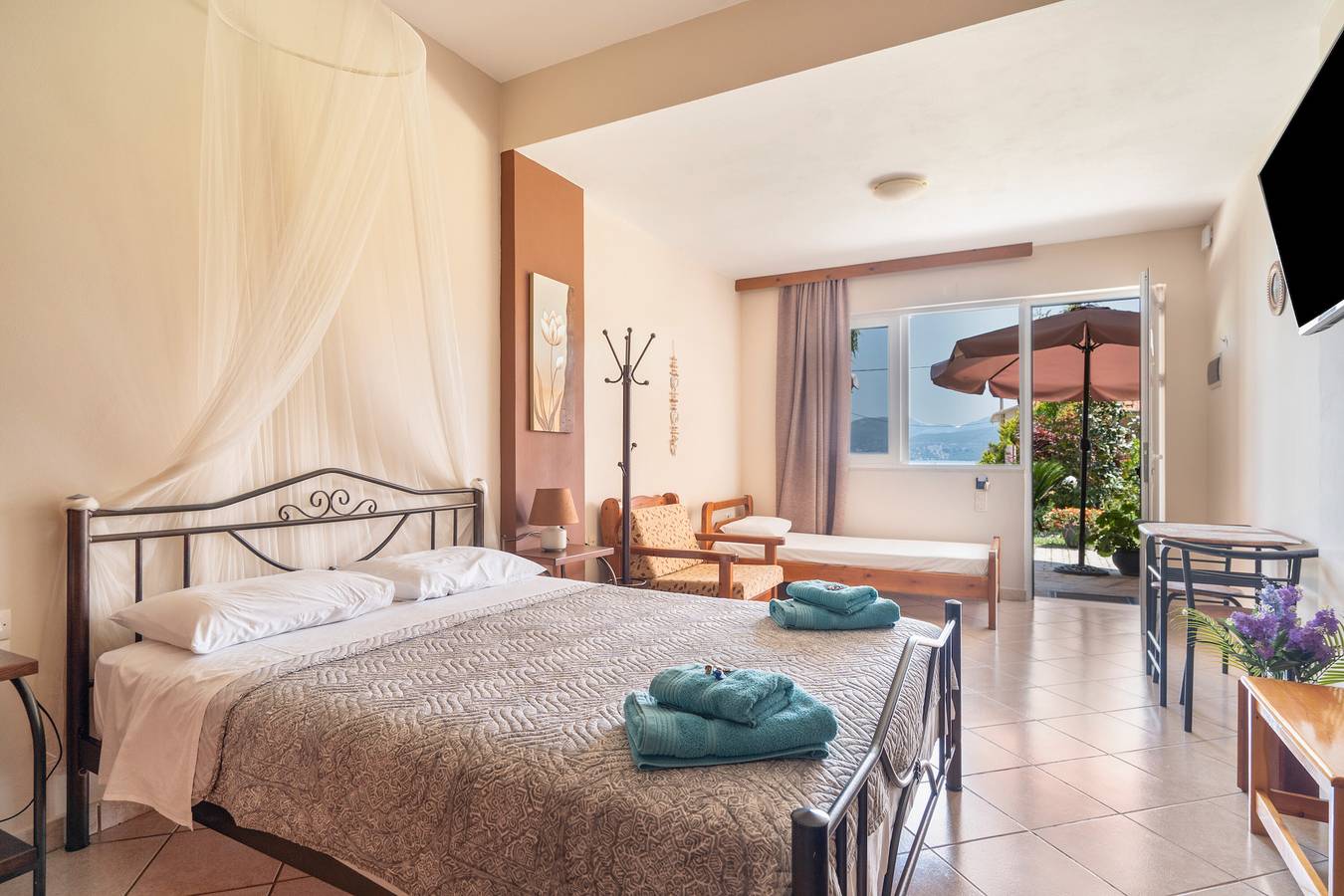 Entire studio, Studio Apartment '4 Adults No 8' with Sea View, Wi-Fi and Air Conditioning in Nikiana, Alexandros