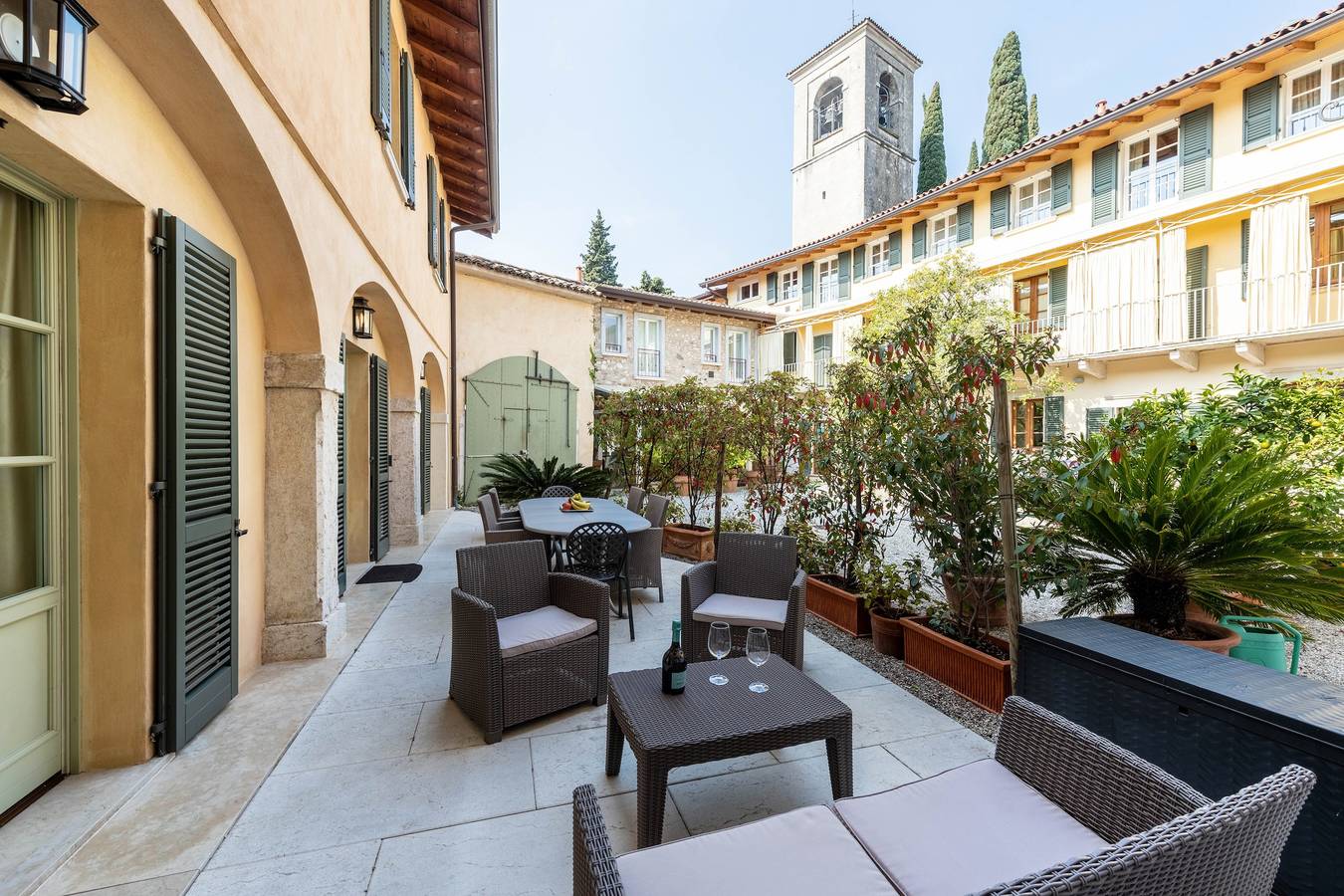 Ganze Wohnung, Ferienwohnung 'Villa Antica Torre Boccaccio' mit Gemeinschaftspool, Wi-Fi und Klimaanlage in San Felice del Benaco, Gardasee-Berge