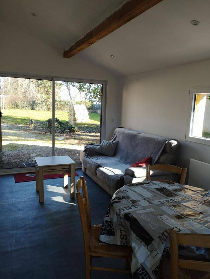 Location de vacances pour 4 personnes, avec Terrasse ainsi que Jardin et Piscine à Dolomieu